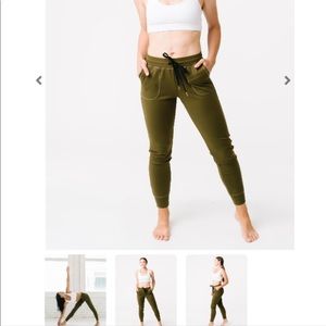 Zyia unwind joggers olive size medium